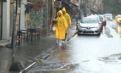 Beyoğlu’nda aniden bastıran yağmur nedeniyle yollar göle döndü