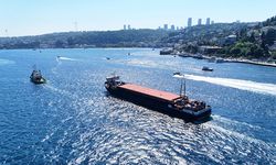 Karasu'da kurtarılan NINOVA, söküm için İstanbul Boğazı'nı geçti