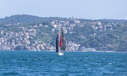 Denizcilik ve Kabotaj Bayramını yelkeniyle boğazdan geçerek kutladı