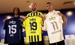 Fenerbahçe yeni transferleri için imza töreni düzenledi