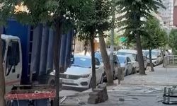 Avcılar'da binanın parçalarını söküp tedbirsiz sokağa attılar