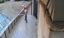 Avcılar'da bahçedeki tırabzanlarını söküp çalan hırsızlar kamerada