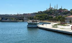 Haliç'te tur teknesi köprü ayağına çarptı: Bir personel hayatını kaybetti