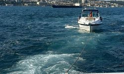 İstanbul'da Kız Kulesi önlerinde sürüklenen tekne kurtarıldı