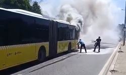 Ataşehir’de seyir halindeki İETT otobüsü alev alev yandı