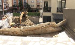 'Deprem oluyor sandık'... İş makinesi balkona girdi