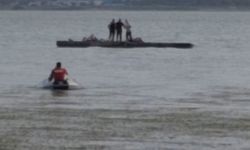 Fırtınada mahsur kalan 4 balıkçıyı izinli itfaiyeci kurtardı