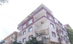 5 katlı binada dairenin balkonu çöktü
