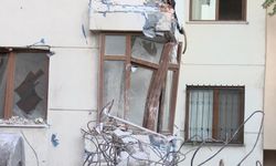Yıkım sırasında devrilen parça yandaki binaya zarar verdi