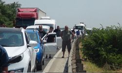 Yola devrilen kamyon trafiği durdurdu! Kilometrelerce araç kuyruğu oluştu