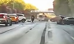 Esenler'de zincirleme kaza kamerada: 5 araç birbirine girdi, 3 yaralı