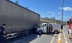 Sancaktepe’de tır dorsesine çarpan hafif ticari araç hurdaya döndü