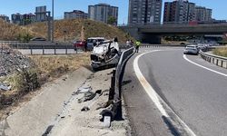 Başakşehir'de bariyerlere çarpan otomobil takla attı