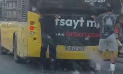 Trafikte pes dedirten görüntü: Otobüse tutunarak yol aldılar