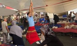 Kuvvetli rüzgar pazarcıyı uçurdu: O anlar kamerada