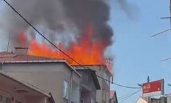 Pendik’te çatı yangını: Alevler binayı sardı