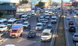 Pendik'te kaza trafiği felç etti: D-100'de uzun araç kuyruğu