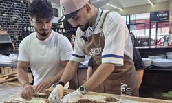 Sefo, Bafra'da tezgâh başına geçip kendi pidesini yaptı