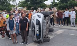Sultangazi’de orta refüje çarpan otomobil devrildi