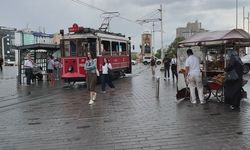 Taksim'de yağış etkili oluyor