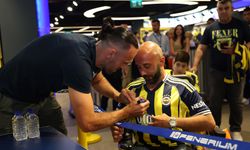 Vedat Muriqi imza gününde Fenerbahçeli taraftarlarla buluştu