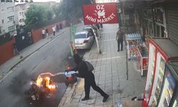 Küçükçekmece'de motosiklet yangını: Su bidonlarıyla müdahale ettiler