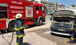 Park halindeki kamyonette navigasyon cihazından yangın çıktı