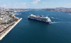 İstanbul Boğazı’nda dev yolcu gemisi