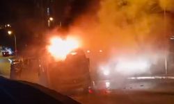 Kartal'da minibüs yangını: Peş peşe patlamalar paniğe neden oldu