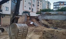 İstinat duvarı yıkılan inşaatın yanındaki 5 katlı bina boşaltıldı