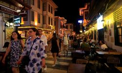 Hava kararınca nüfusunun 100 katını ağırlıyor