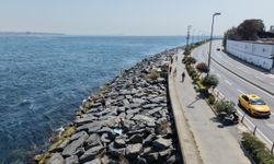 İstanbul’da sıcaktan bunalanlar Sarayburnu Sahili’nde serinledi