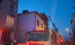 5 katlı binanın çatısında çıkan yangın paniğe neden oldu