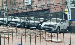 Kağıthane'de duvar çöktü: 12 sıfır kilometre araç hasar gördü