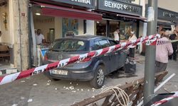 Kontrolden çıkan otomobil yayalara ve dükkana çarptı: 6 yaralı