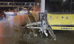 Büyükçekmece'de otomobil İETT otobüsüne çarptı: 1’i ağır 3 yaralı