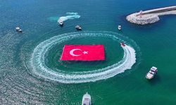 Büyükçekmece’de denizde 660 metrekarelik Türk bayrağı açıldı