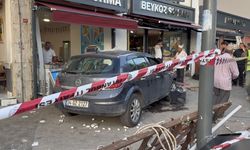 Beykoz’da faciadan dönüldü: Otomobil yayaların arasına daldı