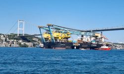 Dev vinç gemisi Saipem 7000 İstanbul Boğazı'ndan geçti