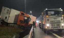 Yağış nedeniyle kayganlaşan yolda TIR bariyere çarptı