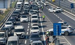 Kennedy Caddesi’nde araç yangını: Yol trafiğe kapatıldı