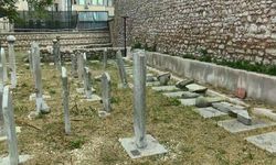 Haydarhane Camii Haziresi'nde tarihi mezar taşlarına saldırı