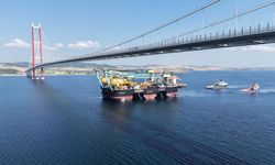 200 Metrelik dev gemi 1915 Çanakkale Köprüsü'nü geçti
