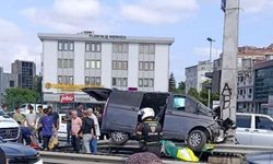 Hafif ticari araç direğe çarptı; 13 çocuk yaralandı