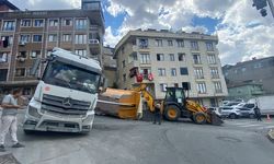 Kağıthane’de faciadan dönüldü: Damper aracın üzerine devrildi