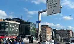 Küçükçekmece’de hafif ticari araç bariyere çarptı