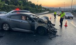 Bahçelievler E-5'te feci kaza: Otomobil alev aldı, 2 yaralı