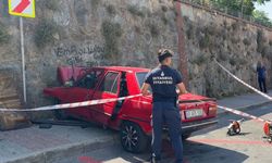 Ataşehir’de otomobil istinat duvarına çarptı