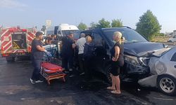 Tur minibüsü kırmızı ışıkta bekleyen araca çarptı: 17 yaralı
