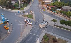 Kırmızı ışıkta geçen otomobil kamyona çarptı